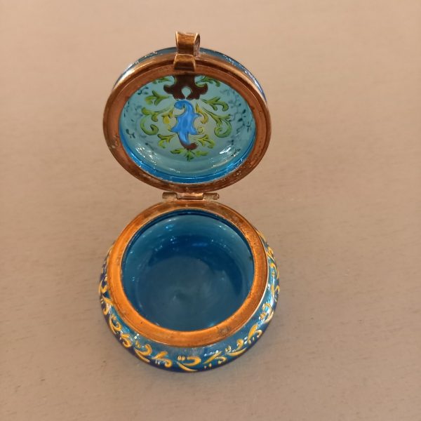 Pilulier ou petit coffret à bijoux Verre bleu émaillé monture laiton époque 1900