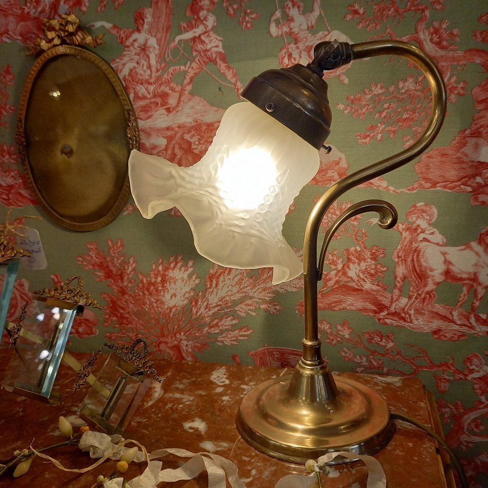 Petite Lampe de Bureau Style Art-Nouveau Pied en Laiton Tulipe Pâte de verre blanche