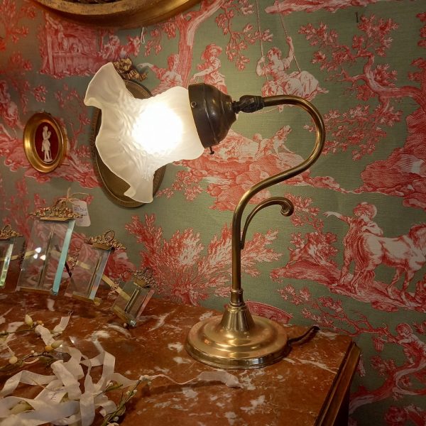 Petite Lampe de Bureau Style Art-Nouveau Pied en Laiton Tulipe Pâte de verre blanche