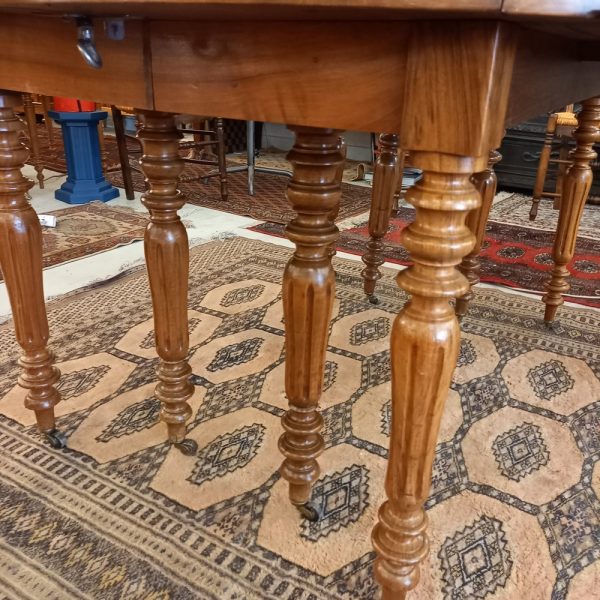 Table ancienne, style Louis-Philippe Fin XIXè Noyer massif, Coulisses en chêne 8 pieds,8 rallonges d'origine dont 1 en noyer