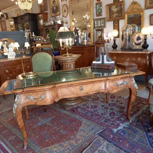 Grand Bureau plat Bois marqueté, Style Louis XV Garniture Bronze Epoque 1950 Plateau cuir vert avec verre de protection découpé 3 tiroirs de façade et 2 tablettes coulissantes