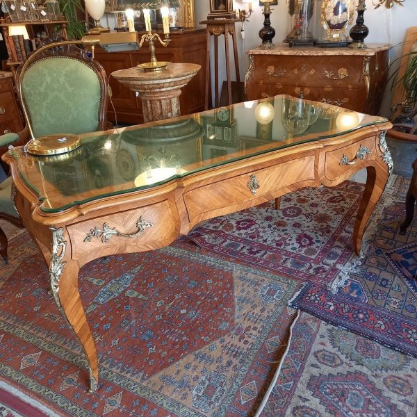Grand Bureau plat Bois marqueté, Style Louis XV Garniture Bronze Epoque 1950 Plateau cuir vert avec verre de protection découpé 3 tiroirs de façade et 2 tablettes coulissantes