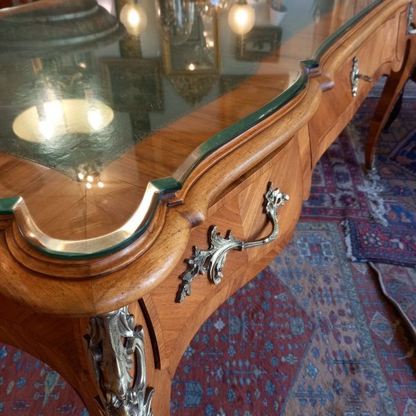Grand Bureau plat Bois marqueté, Style Louis XV Garniture Bronze Epoque 1950 Plateau cuir vert avec verre de protection découpé 3 tiroirs de façade et 2 tablettes coulissantes