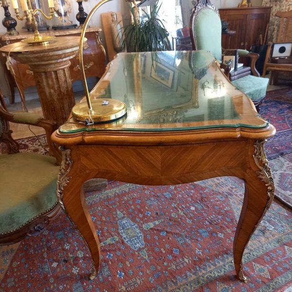 Grand Bureau plat Bois marqueté, Style Louis XV Garniture Bronze Epoque 1950 Plateau cuir vert avec verre de protection découpé 3 tiroirs de façade et 2 tablettes coulissantes