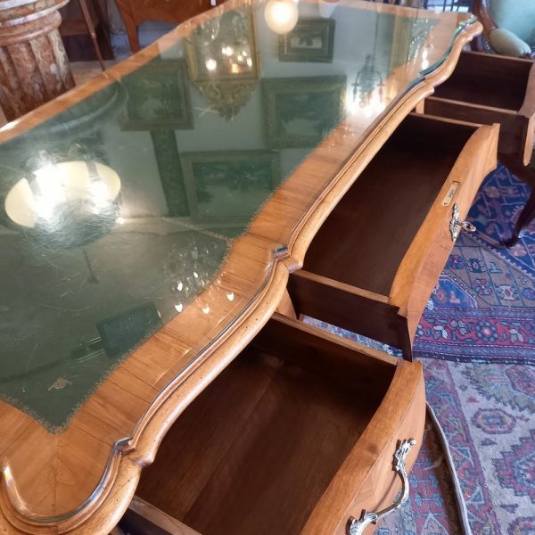 Grand Bureau plat Bois marqueté, Style Louis XV Garniture Bronze Epoque 1950 Plateau cuir vert avec verre de protection découpé 3 tiroirs de façade et 2 tablettes coulissantes