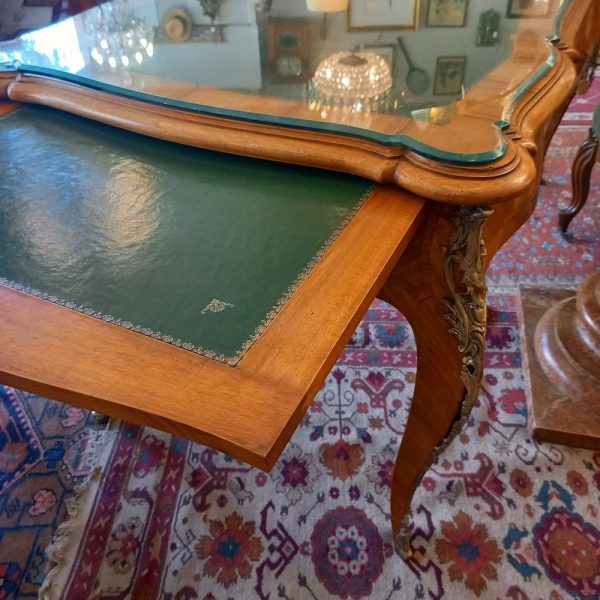Grand Bureau plat Bois marqueté, Style Louis XV Garniture Bronze Epoque 1950 Plateau cuir vert avec verre de protection découpé 3 tiroirs de façade et 2 tablettes coulissantes