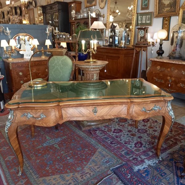 Grand Bureau plat Bois marqueté, Style Louis XV Garniture Bronze Epoque 1950 Plateau cuir vert avec verre de protection découpé 3 tiroirs de façade et 2 tablettes coulissantes