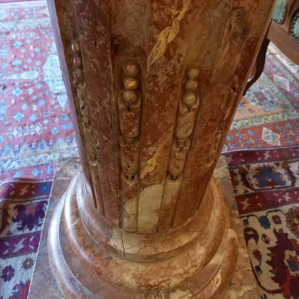 Colonne Trompe l'œil, en Bois Patine imitation Marbre Quelques fissures