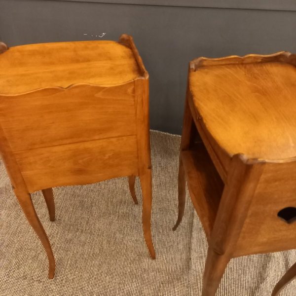 Paire de Chevets Style Louis XV Hêtre teinté 1ère moitié XXème siècle Motif Cœur découpé 1 niche, 1 tiroir