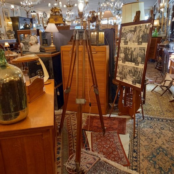 Lampe montée sur un trépied ancien de théodolite, réglable et rétractable Pied bois