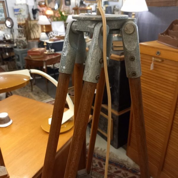 Lampe montée sur un trépied ancien de théodolite, réglable et rétractable Pied bois