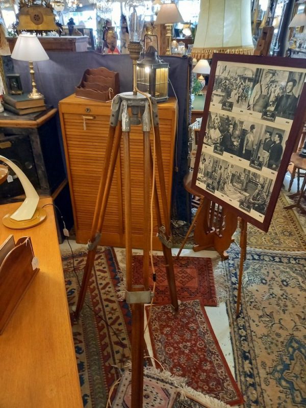 Lampe montée sur un trépied ancien de théodolite, réglable et rétractable Pied bois