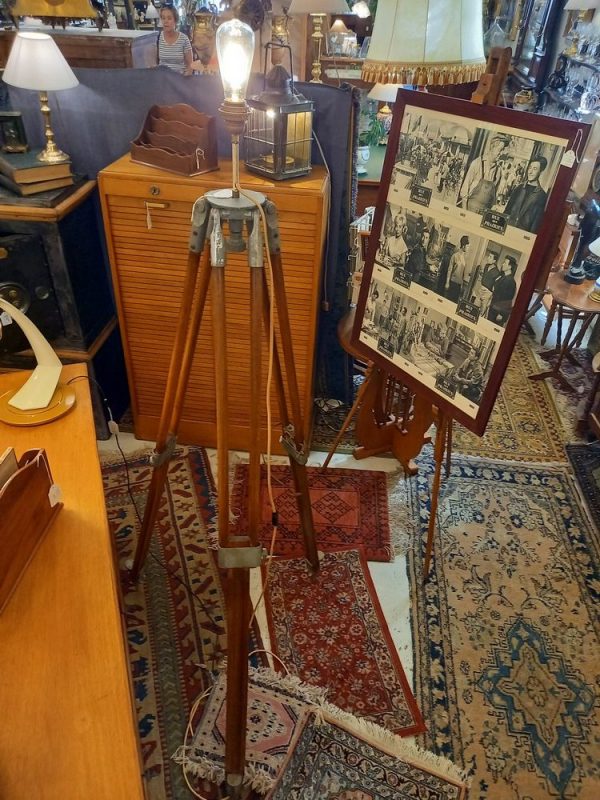 Lampe montée sur un trépied ancien de théodolite, réglable et rétractable Pied bois