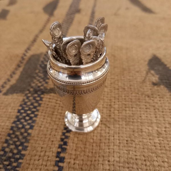 12 Piques à olives dans présentoir Monogrammé CM Métal argenté