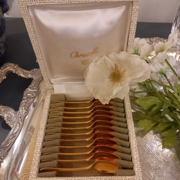 12 cuillères à Moka Christofle en métal argenté et doré Présenté dans leur coffret