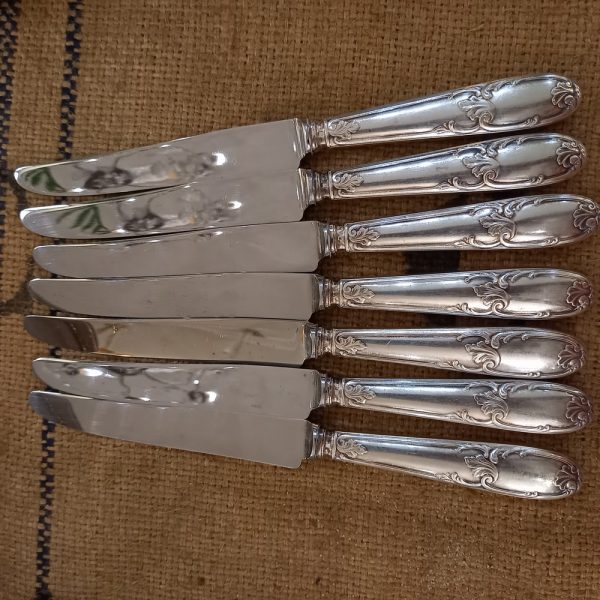 7 grands Couteaux Style Louis XV Métal argenté, lame inox