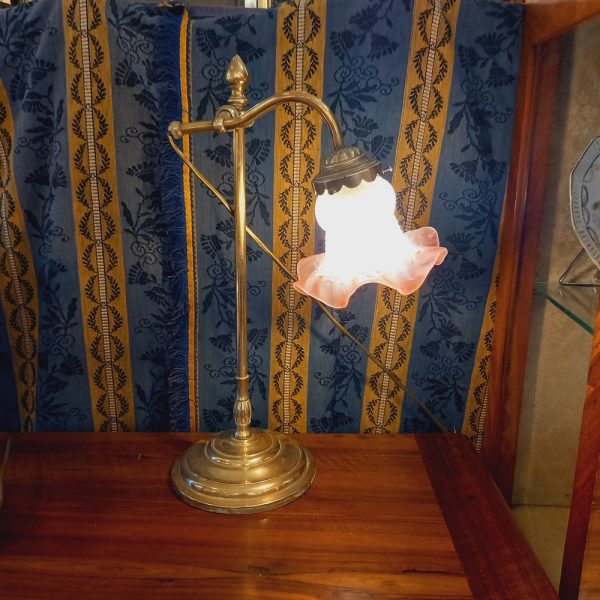 Lampe de Bureau Style Art-Nouveau Pied en Laiton Tulipe Pâte de verre blanche, ourlée de Rose
