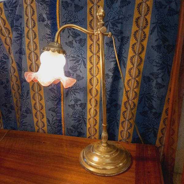 Lampe de Bureau Style Art-Nouveau Pied en Laiton Tulipe Pâte de verre blanche, ourlée de Rose