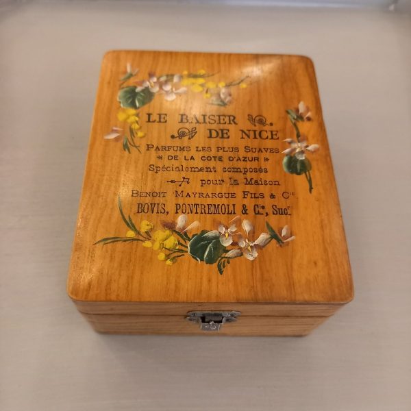 Boite Publicité Parfumeur de Nice Le Baiser de Nice En bois d'olivier, Décor Mimosa et violette