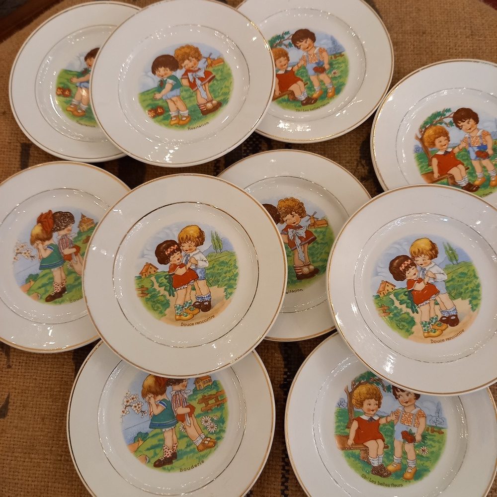 8 Assiettes à Dessert, Porcelaine opaque de Lunéville Scènes naïves d'enfants