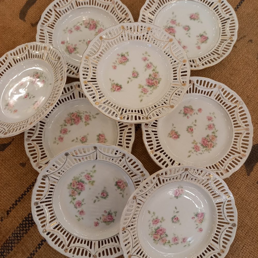 8 Assiettes à dessert Porcelaine ajourée Décor de roses époque 1900