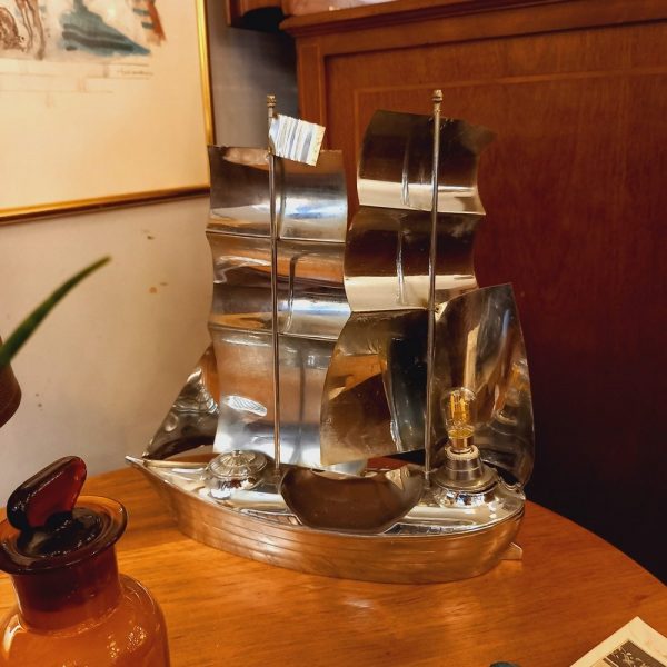 Lampe Bateau-Voilier avec 1 encrier Art-Déco, époque 1940 Acier Chromé