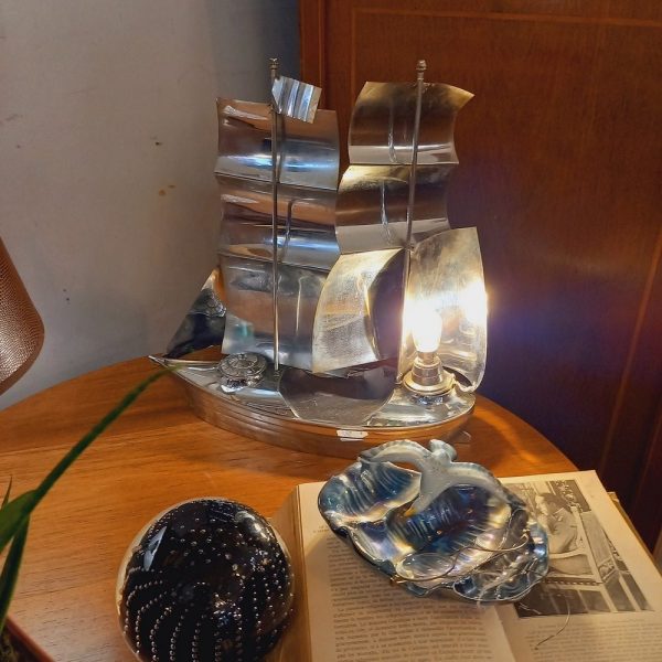 Lampe Bateau-Voilier avec 1 encrier Art-Déco, époque 1940 Acier Chromé