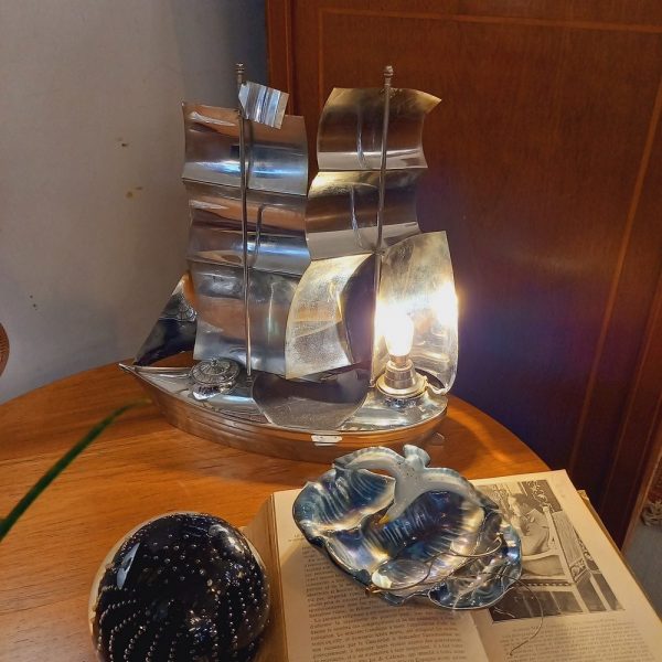 Lampe Bateau-Voilier avec 1 encrier Art-Déco, époque 1940 Acier Chromé