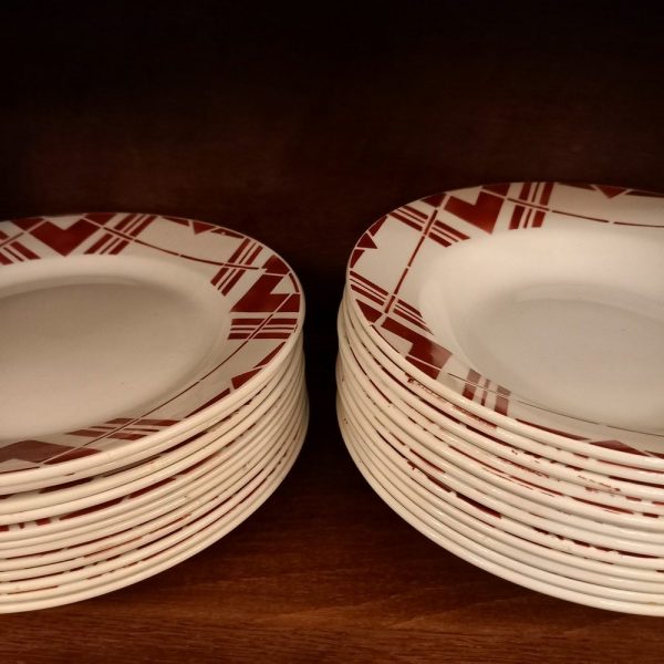 24 Assiettes Faïence de Saint-Amand Ceranord, modèle rouge, géométrique Années 40