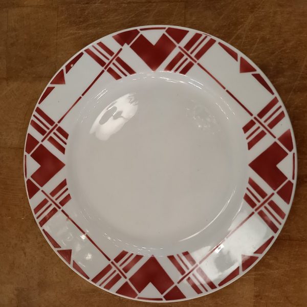 24 Assiettes Faïence de Saint-Amand Ceranord, modèle rouge, géométrique Années 40