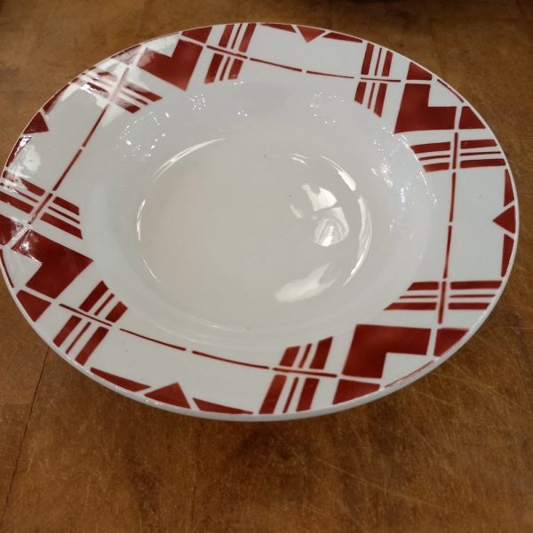24 Assiettes Faïence de Saint-Amand Ceranord, modèle rouge, géométrique Années 40