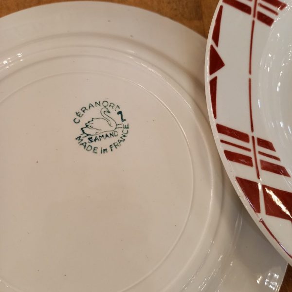 24 Assiettes Faïence de Saint-Amand Ceranord, modèle rouge, géométrique Années 40