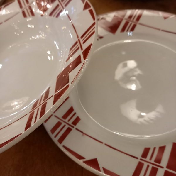 24 Assiettes Faïence de Saint-Amand Ceranord, modèle rouge, géométrique Années 40