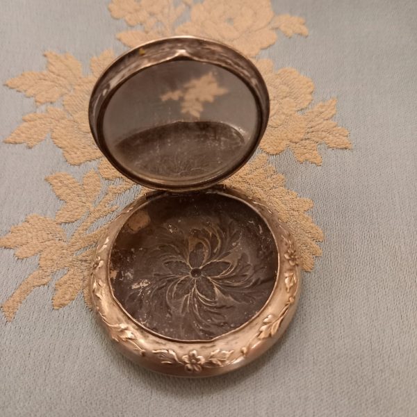 Petit Poudrier rond avec anneau Miroir sous le couvercle Métal argenté, traces d'usure époque 1900