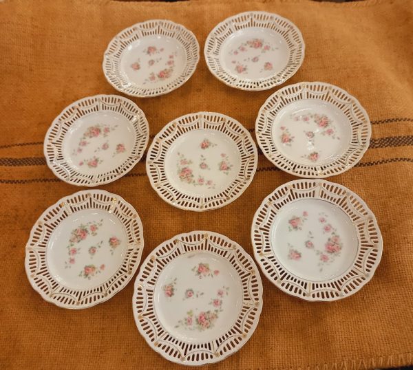 assiettes ajourées, Porcelaine,dentelle,marli dentelle, Décor de roses, époque 1900