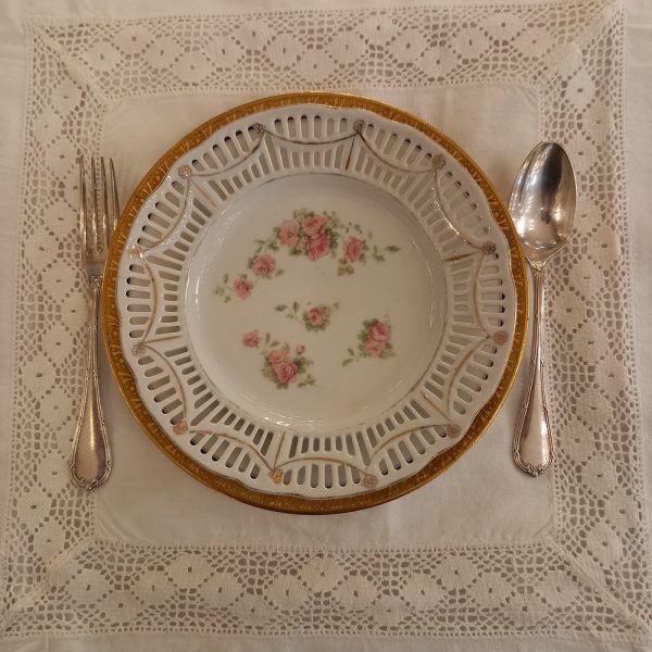 assiettes ajourées, Porcelaine,dentelle,marli dentelle, Décor de roses, époque 1900