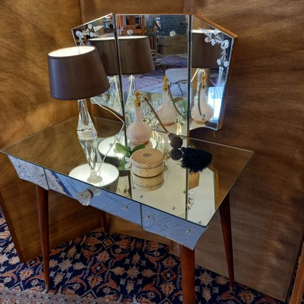 Coiffeuse Vénitienne, Epoque 1950 Miroir gravé et décoration de petits cabochons en verre Miroir triptyque dépliant Pieds Trapèze 1 Tiroir