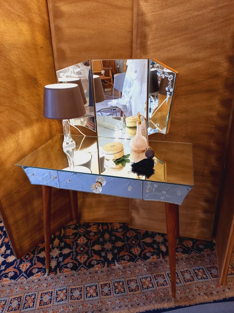 Coiffeuse Vénitienne, Epoque 1950 Miroir gravé et décoration de petits cabochons en verre Miroir triptyque dépliant Pieds Trapèze 1 Tiroir