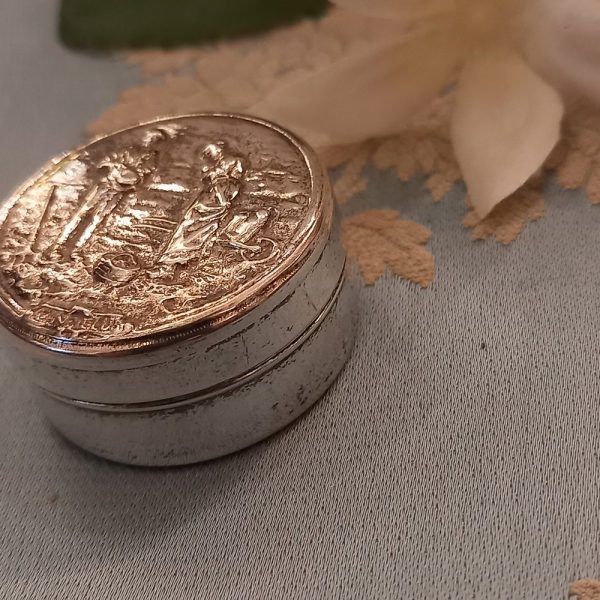 Petite Boite ronde Boite à Pilules Métal argenté L'Angélus de Millet