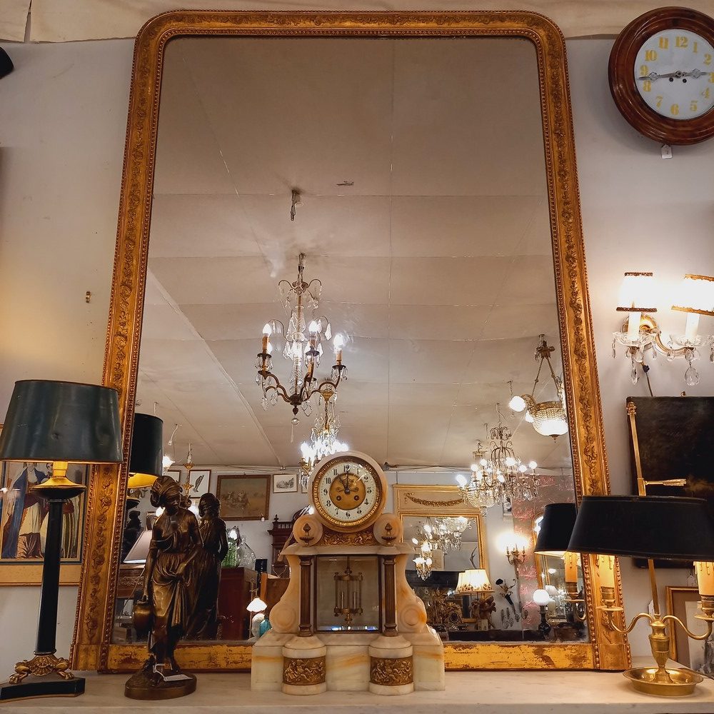 Miroir style Louis - Philippe, bois et stuc doré Fin XIXème siècle Décor de fleurs et de perles