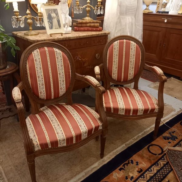 Paire de Petits Cabriolets Médaillon Style Louis XVI Epoque 1930 Tissu rose et fleuri