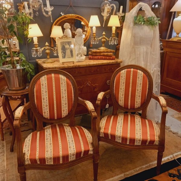Paire de Petits Cabriolets Médaillon Style Louis XVI Epoque 1930 Tissu rose et fleuri