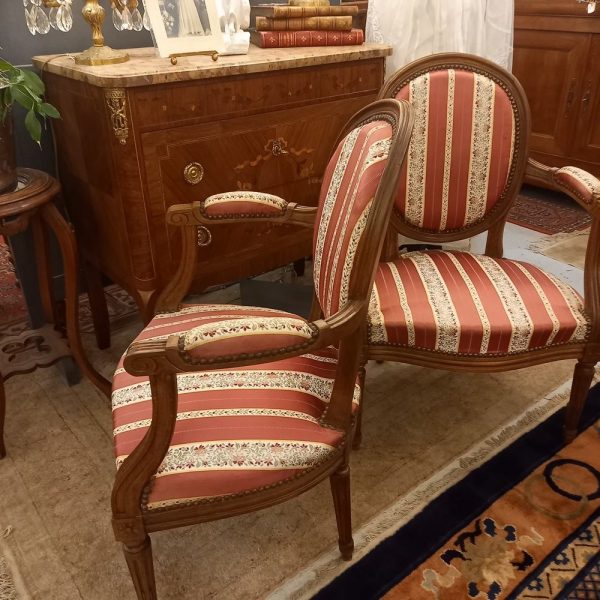 Paire de Petits Cabriolets Médaillon Style Louis XVI Epoque 1930 Tissu rose et fleuri