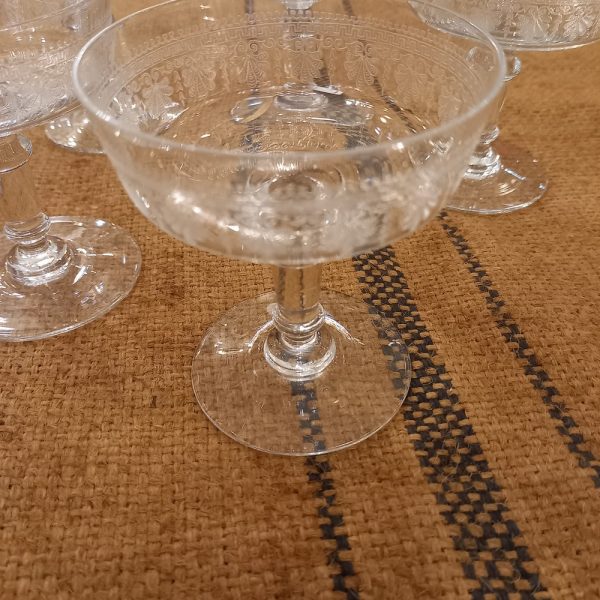 5 Coupes à Champagne anciennes Cristal gravé et soufflé, Décor de palmettes