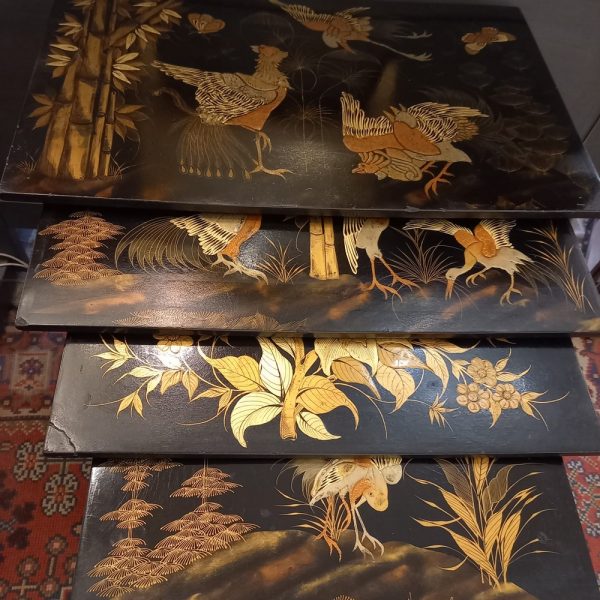 Table Gigognes en bois noirci Décor Chinois de Fleurs et d'Oiseaux Epoque 1900