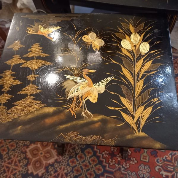 Table Gigognes en bois noirci Décor Chinois de Fleurs et d'Oiseaux Epoque 1900