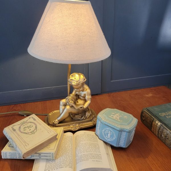 Petite Lampe Vintage, Enfant à la Lecture