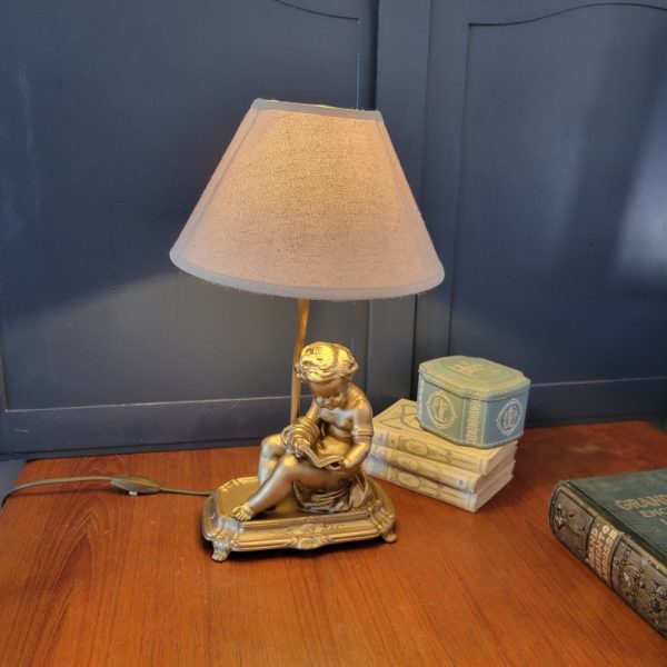 Petite Lampe Vintage, Enfant à la Lecture