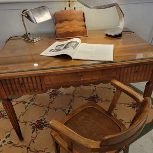 Bureau Plat Rétro Plaque de Verre et Noyer
