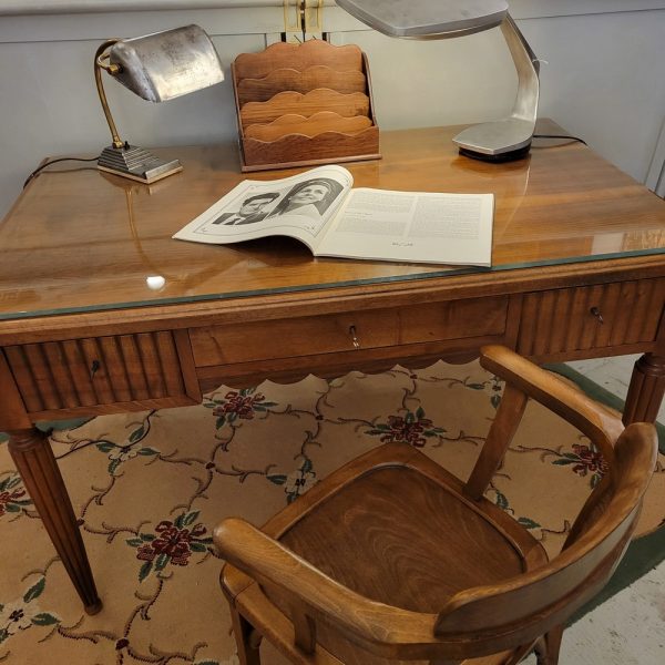 Bureau Plat Rétro Plaque de Verre et Noyer